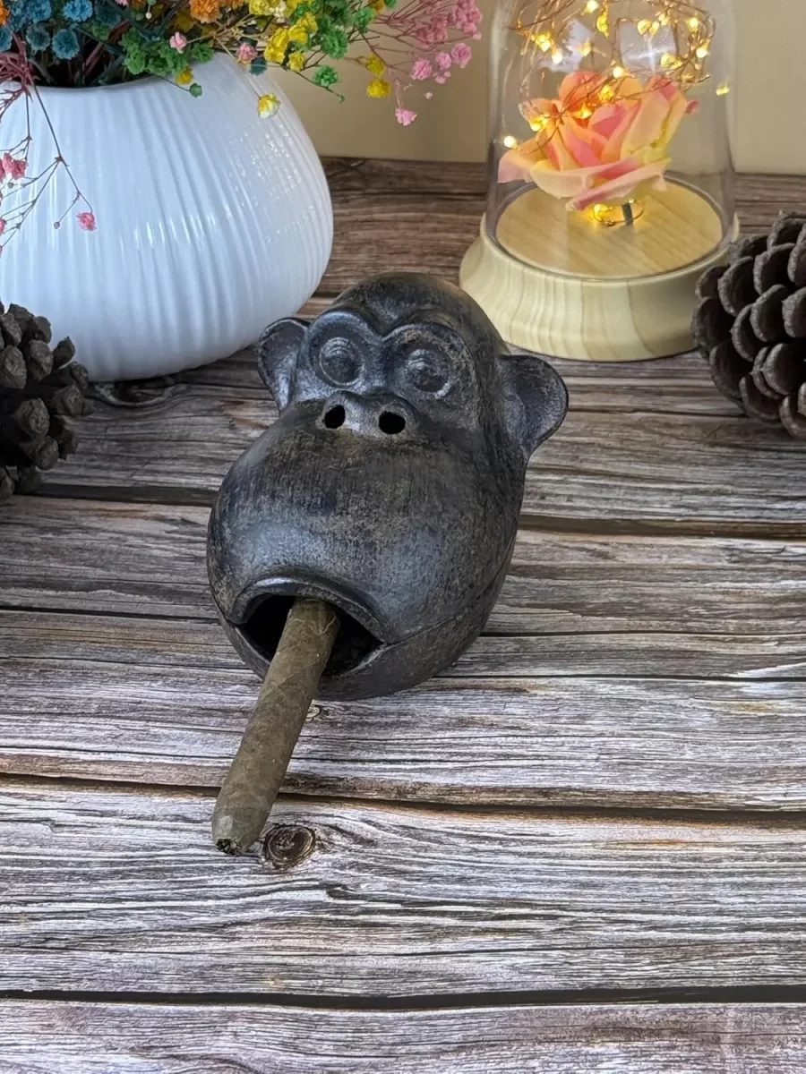 מאפרה ברזל יצוק עם מכסה